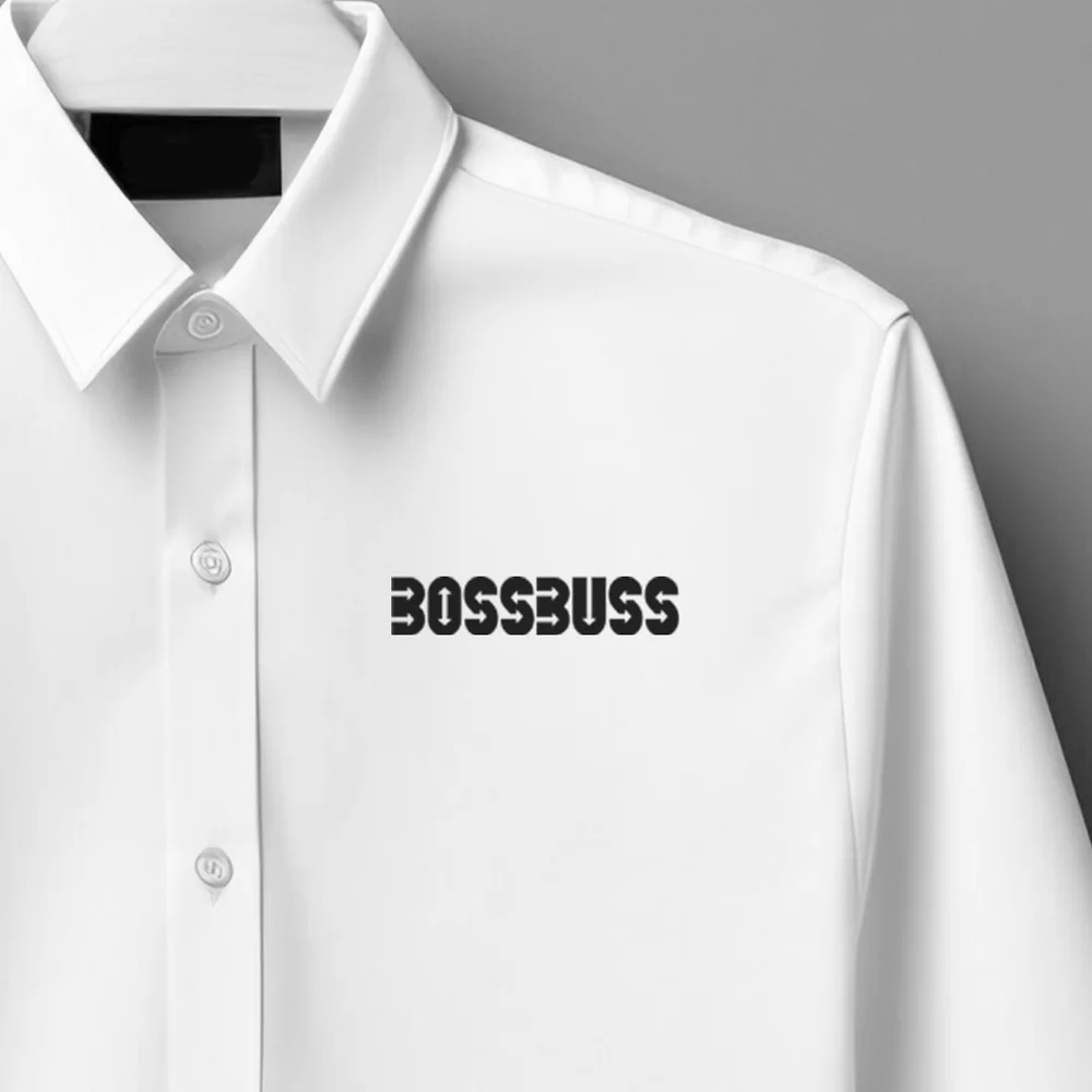 Vit skjorta med Bossbuss svarta logotyp broderad på bröstet.